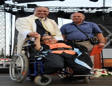 Engelli Gençlerin Mezuniyet Sevinci