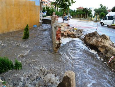 Yağmur 15 Dakikada Yolları Göle Çevirdi