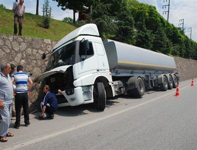 Akaryakıt Tankeri Bankete Düştü