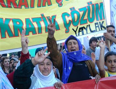 Bdp’den, ”barış Sürecine Bir Adımda Sen At” Eylemi