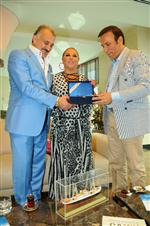 SAFIYE SOYMAN - Safiye Soyman ve Faik Öztürk, Ay-yıldızlı Binaya Hayran Kaldı