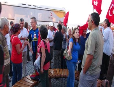 Taksim’e Destek Eyleminde İki Grup Arasında Gerginlik