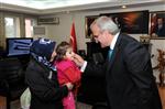 YÜRÜME ENGELLİ - Çocuklarının Tedavisine Yardımcı Olan Aile Vali Karaloğlu’na ‘Teşekkür’ Ziyaretinde Bulundu