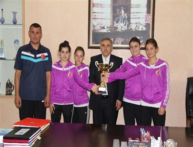 Başkan İnci Avrupa Karate Şampiyonlarına Ödül Verdi