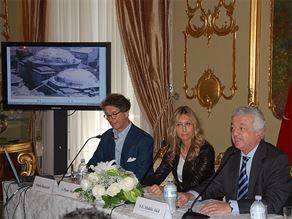 Bucarelli'den İstanbul'daki hamamda sergi