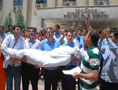 Taşeron İşçiler Kefenli Eylem Yaptı