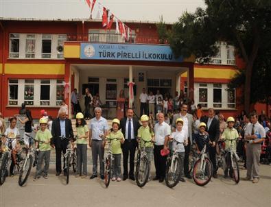 Başkan Doğan Bisikletleri Kendi Eliyle Dağıtıyor