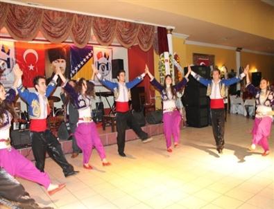 Diktikleri Giysilerin Mankenliğini Yaptılar