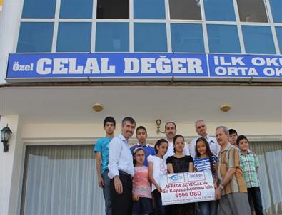 Afrika'daki Su Kuyusu İçin Küpesini Sattı