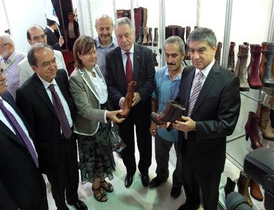 Fuar Açılışında ‘Duran Adam’ Eylemi