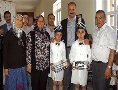 Akgül Sünnet Olan Çocukları Ziyaret Etti