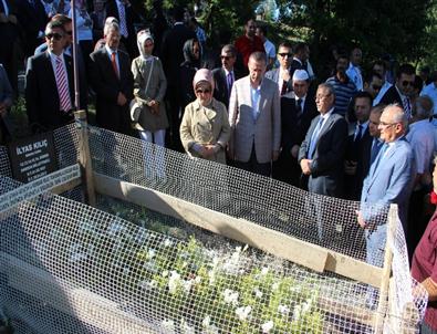 Başbakan, İlyas Kılıç’ın Mezarını Ziyaret Etti