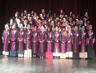 İlahiyat Fakültesi Öğrencilerinin Mezuniyet Coşkusu