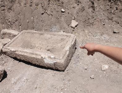 İnşaattan Tarihi Mezar Çıktı