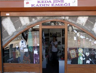 Ürettikleri Yöresel Kıyafetleri Satarak Aile Bütçesine Katkı Sağlıyorlar