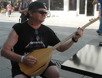 Zülfü Livaneli Aşkı İsveçli Turiste Saz Çaldırttı