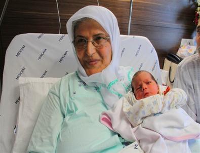 54 Yaşında Anne Oldu