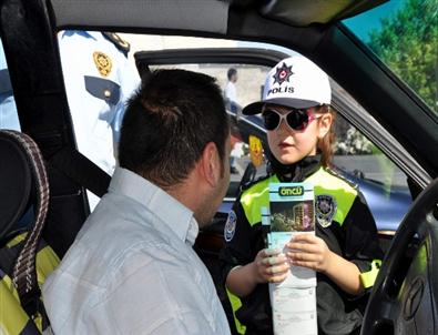 Minik Polislerden Sürücülere Emniyet Kemeri Uyarısı