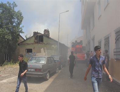 Erzurum'da İki Katlı Binanın Çatı Katında Çıkan Yangın, Korkuya Neden Oldu
