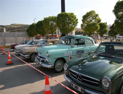İKOD Üyeleri Klasik Otomobilleriyle Afyonkarahisar'da