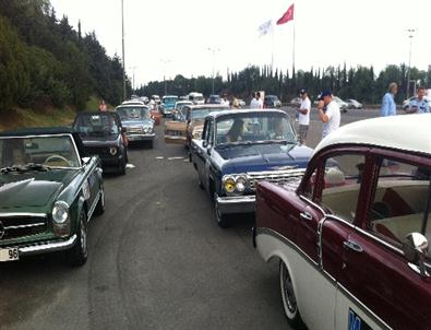 Klasik Otomobilciler Afyonkarahisar'a Hareket Etti