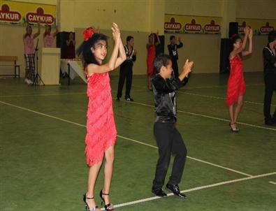 Rize’de Öğrenciler Yöresel Müzik Eşliğinde Salsa Yaptılar