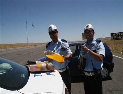 Trafik Polisinden Sürücülere Soğuk İçecek İkramı