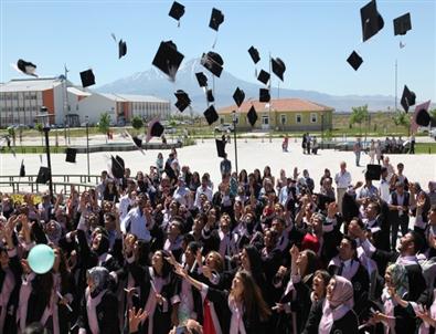 Aksaray Üniversitesi'nde Mezuniyet Sevinci