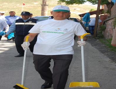 Bitlis Valisi, Sokaktaki Çöpleri Temizledi