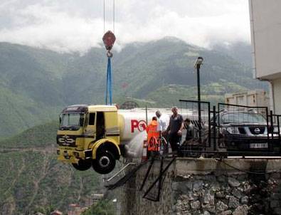 Mazot yüklü tanker istinat duvarı üzerinde asılı kaldı