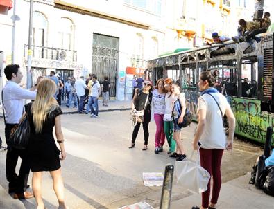 Yakılan Halk Otobüsü Önünde Hatıra Fotoğrağı Çektirdiler