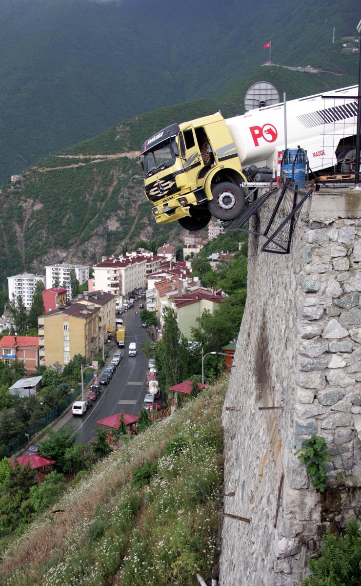 Mazot yüklü tanker istinat duvarı üzerinde asılı kaldı