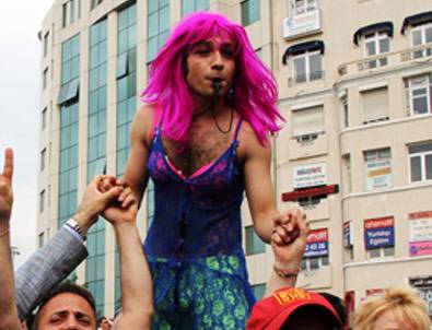 Eşcinsel yürüyüşünde gergin anlar