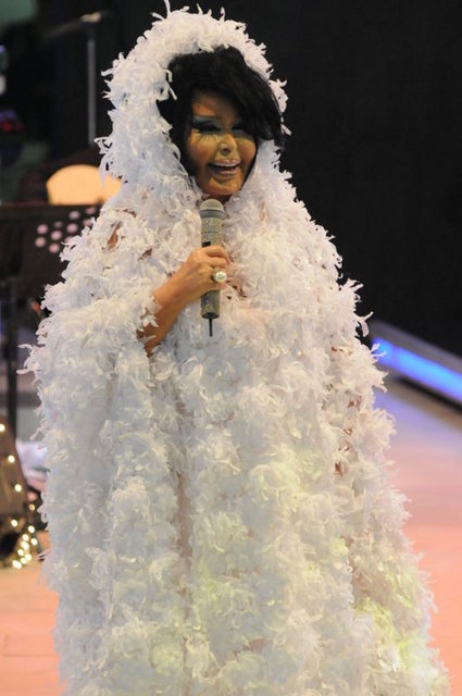 Bülent Ersoy Yine Kıyafetiyle Şaşırttı