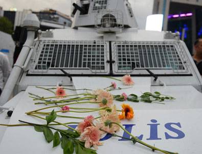 Polis ve Eylemciler Karşılıklı Çiçek Takdim Etti