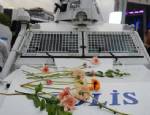 Polis ve Eylemciler Karşılıklı Çiçek Takdim Etti