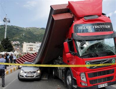 30 Tonluk Baraj Kapağı Otomobilin Üzerine Düştü