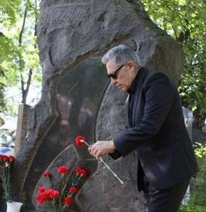 ‘Can Yücel’in mezarına saldırdılar, Nâzım’ı getirmeyin'