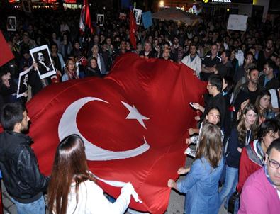 Eskişehir’de Göstericiler Duman’ın ‘Eyvallah’ Şarkısıyla Gösterilerine Devam Ediyor