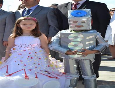 Geri Dönüşüm Eşyalarıyla Kıyafet Defilesi