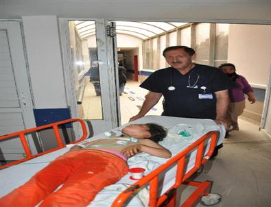 Korkuluklara Başı Sıkışan Kızı Komşusu Kurtardı