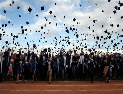 Uşak Üniversitesi'nde Mezuniyet Coşkusu