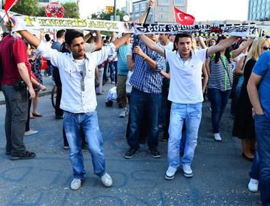 Dört büyük takım taraftarları Taksim'de