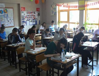 Öğrenciler İçerde, Veliler Dışarıda Ter Döktü