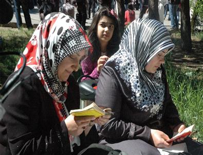 Öğrenciler Sınavda Veliler Dışarıda Ter Döktü