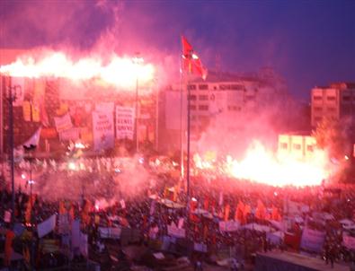 Taraftarlar Taksim’e Akın Etti