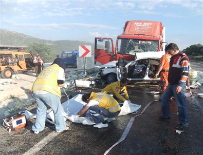 Otomobil İle Peynir Yüklü Kamyon Çarpıştı: 5 Ölü, 1 Yaralı