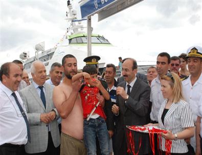 Yağlı Direğin Ucundaki Bayrağı Almak İçin Yarıştılar