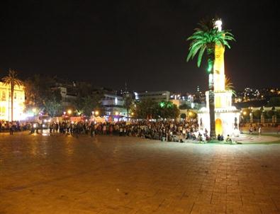 İzmir Valiliği Önünde Oturma Eylemi