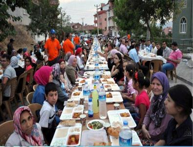 Bigadiç'te İftar Sofraları Sokaklarda Kuruluyor